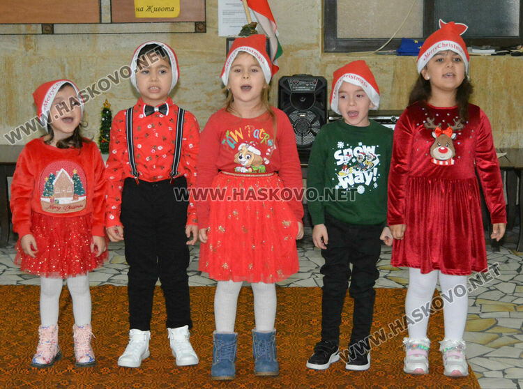 Коледно настроени в Дома за възрастни на "Кенана" донесоха децата от градина „Вихрогонче“
