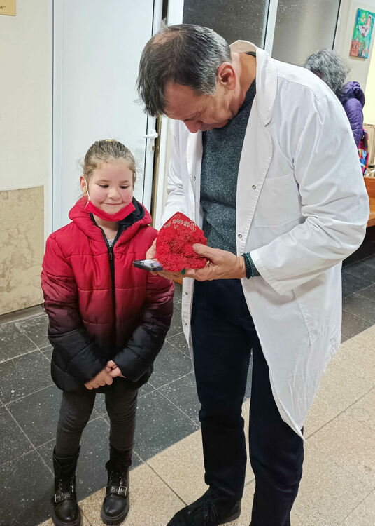 Деца изненадаха хасковски лекари с картички от скандинавски мъх