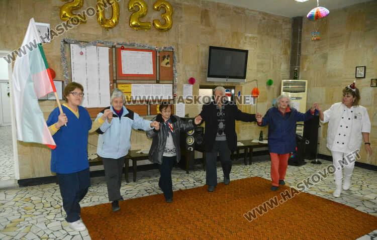 Коледно настроени в Дома за възрастни на "Кенана" донесоха децата от градина „Вихрогонче“