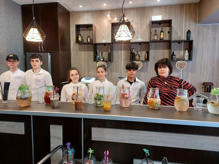 Изява по барманство в ПГ по туризъм „Проф. д-р Асен Златаров“