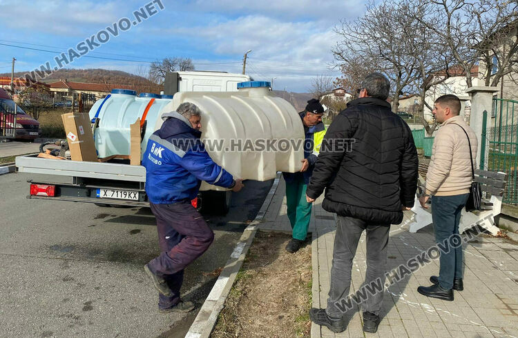 Забраниха водата в Сърница за пиене и готвене заради уран, осигуряват водоноски