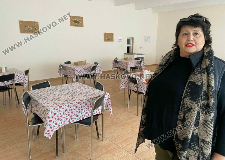 Коледно настроени в Дома за възрастни на "Кенана" донесоха децата от градина „Вихрогонче“