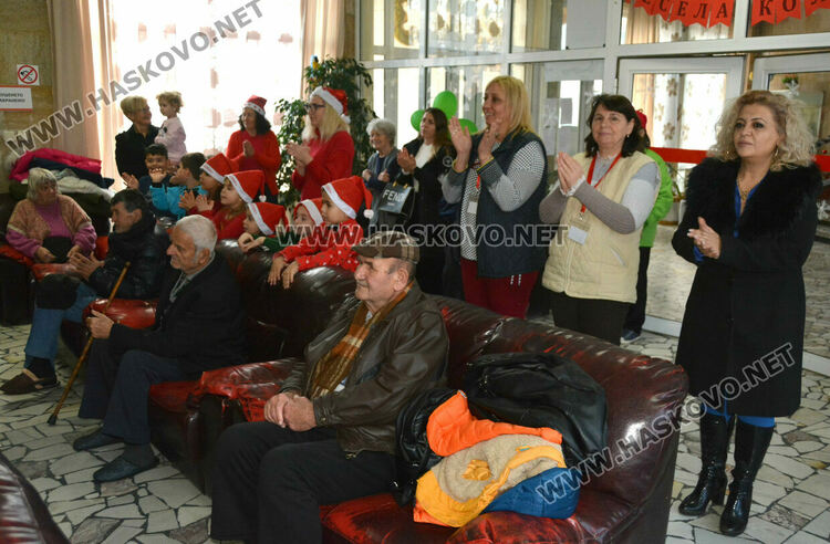 Коледно настроени в Дома за възрастни на "Кенана" донесоха децата от градина „Вихрогонче“