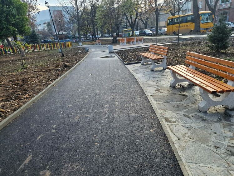 Паркът на ул."Цар Освободител" е напълно обновен (снимки)