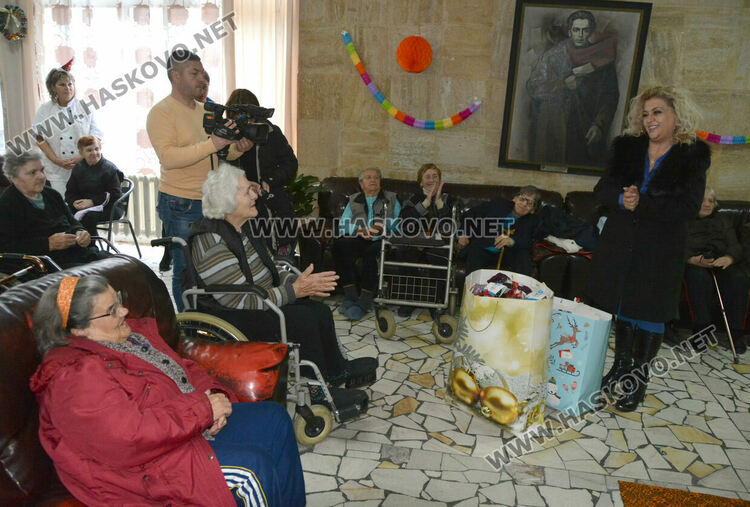 Коледно настроени в Дома за възрастни на "Кенана" донесоха децата от градина „Вихрогонче“