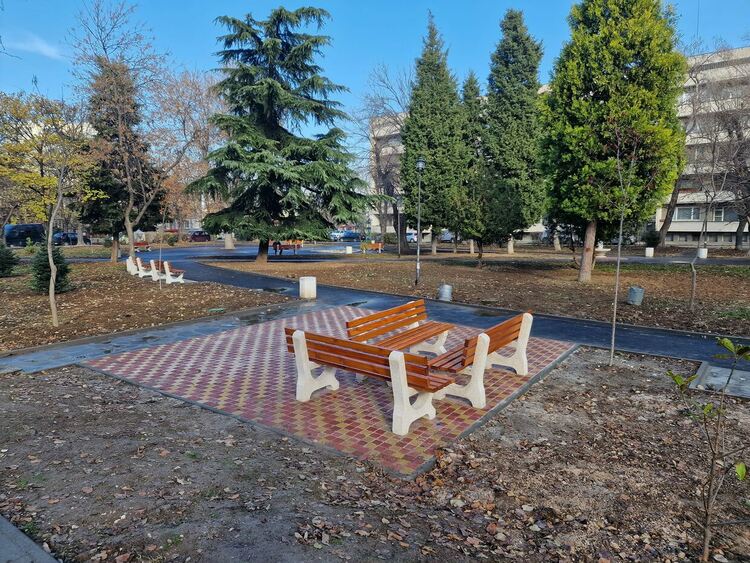 Паркът на ул."Цар Освободител" е напълно обновен (снимки)