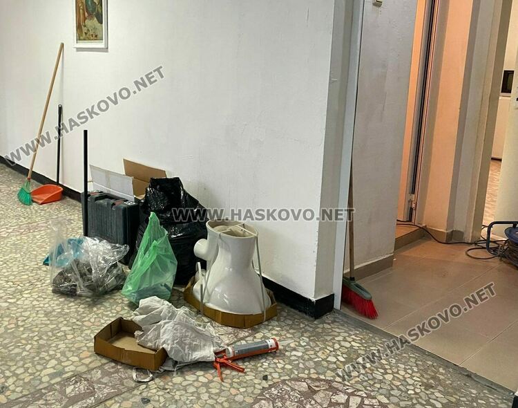 Коледно настроени в Дома за възрастни на "Кенана" донесоха децата от градина „Вихрогонче“