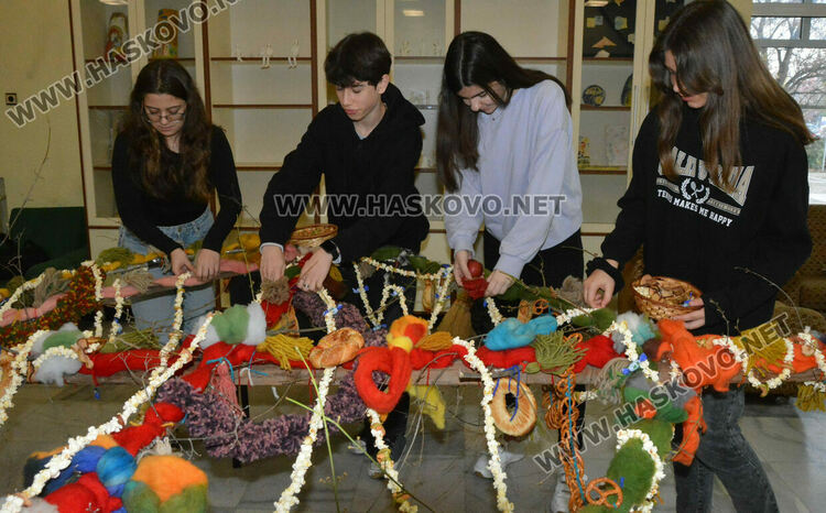 Гигантската сурвачка украси Младежкия център в Хасково за 14-ти път