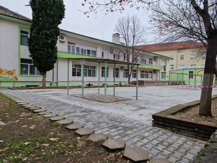 Реновират двора на ДГ "Дружба" в Асеновград 