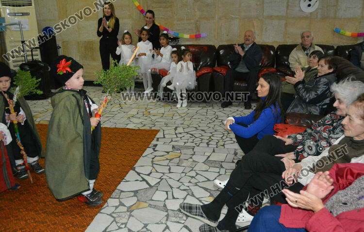 Коледно настроени в Дома за възрастни на "Кенана" донесоха децата от градина „Вихрогонче“