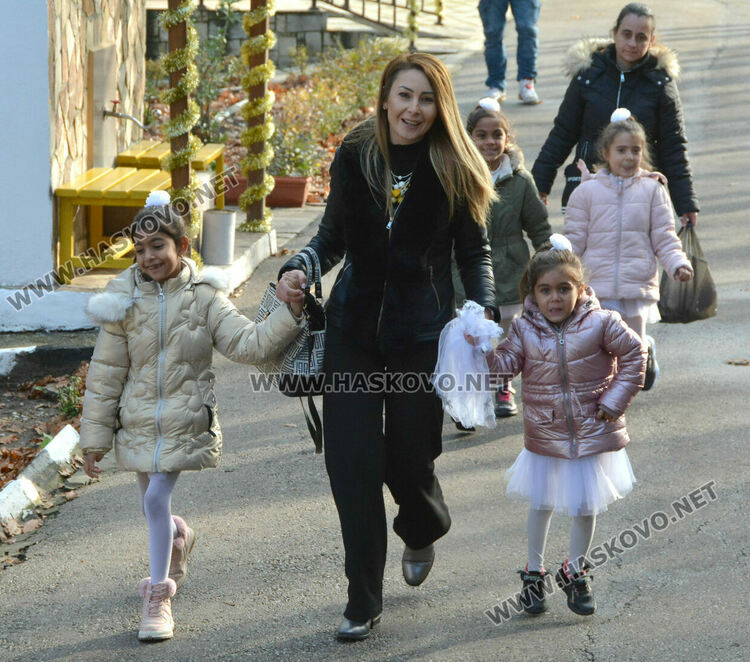 Коледно настроени в Дома за възрастни на "Кенана" донесоха децата от градина „Вихрогонче“