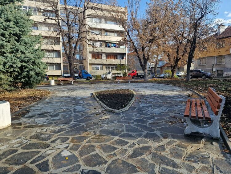 Паркът на ул."Цар Освободител" е напълно обновен (снимки)