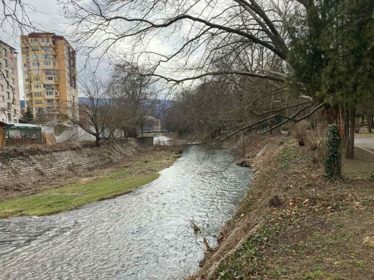 Община Перник ще укрепва 700-метров участък от коритото на Струма