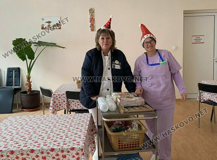 Коледно настроени в Дома за възрастни на "Кенана" донесоха децата от градина „Вихрогонче“