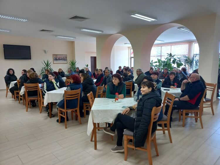 Колективът на фабрика "Искра" изпраща една успешна година. Фирмата вече сама произвежда тока си