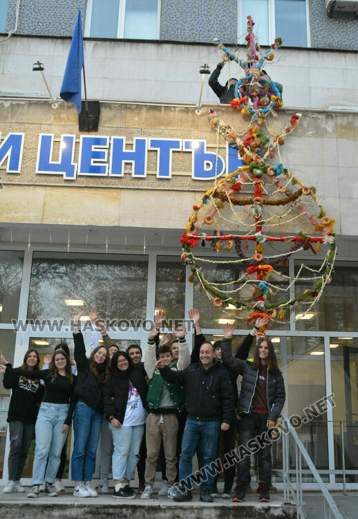 Гигантската сурвачка украси Младежкия център в Хасково за 14-ти път