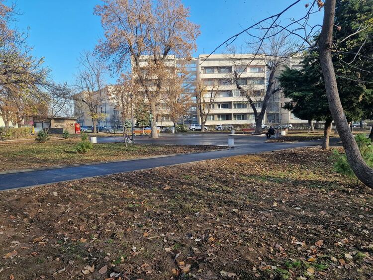 Паркът на ул."Цар Освободител" е напълно обновен (снимки)