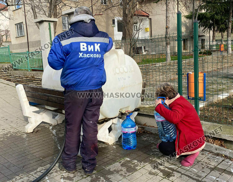 Забраниха водата в Сърница за пиене и готвене заради уран, осигуряват водоноски