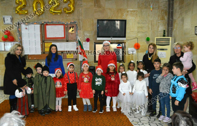 Коледно настроени в Дома за възрастни на "Кенана" донесоха децата от градина „Вихрогонче“