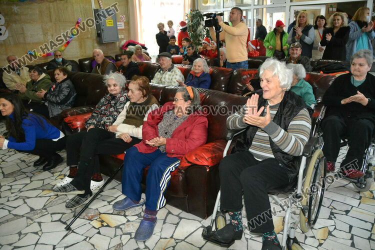 Коледно настроени в Дома за възрастни на "Кенана" донесоха децата от градина „Вихрогонче“