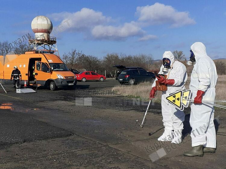 "Заловиха"радиоактивна пратка,неутрализираха я при учение на летището над Гледка