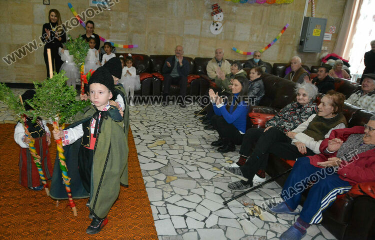 Коледно настроени в Дома за възрастни на "Кенана" донесоха децата от градина „Вихрогонче“