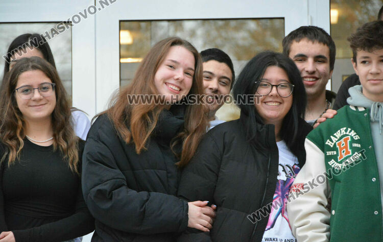 Гигантската сурвачка украси Младежкия център в Хасково за 14-ти път