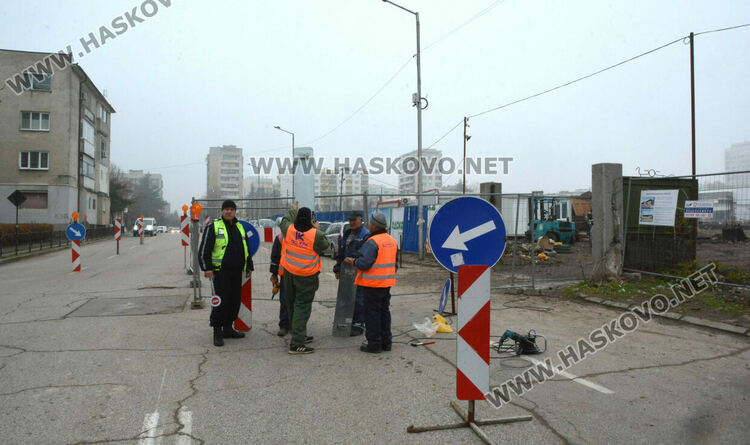 Затвориха едното платно на „Дунав“ заради прокарване на канализация към нови магазини