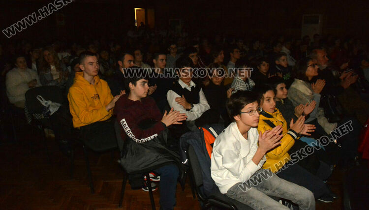 В Хасково започна 7 издание на Фестивала на коледната и новогодишната песен