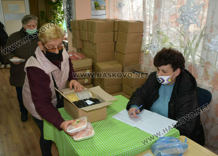 Пакети с хранителни продукти за 100 души от хасковския Съюз на диабетиците