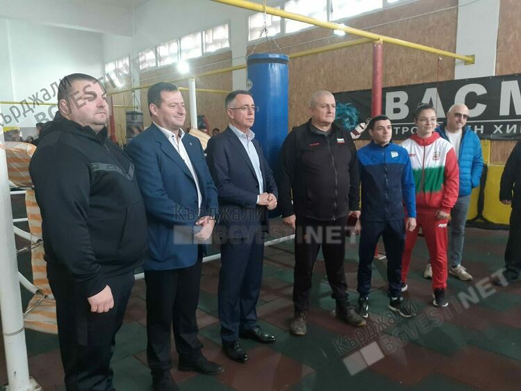 Кметът откри обновената зала за бокс в спортен комплекс "Арпезос"