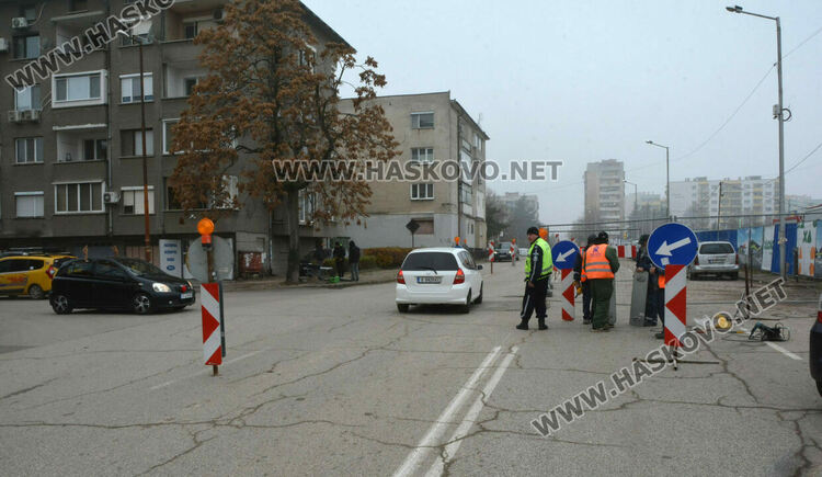 Затвориха едното платно на „Дунав“ заради прокарване на канализация към нови магазини