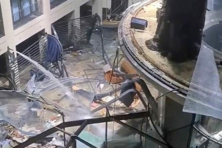 Най-големият цилиндричен аквариум в света се пръсна в берлински хотел, има ранени