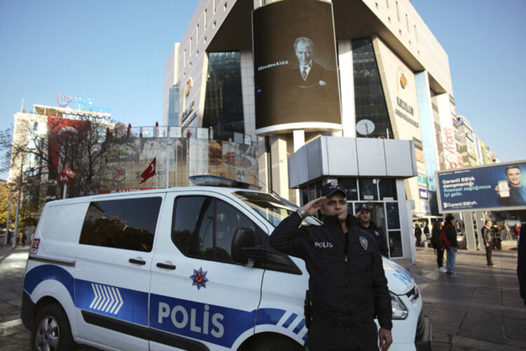 Взрив на кола бомба рани осем полицаи в Турция