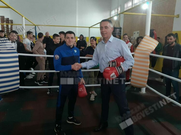 Кметът откри обновената зала за бокс в спортен комплекс "Арпезос"