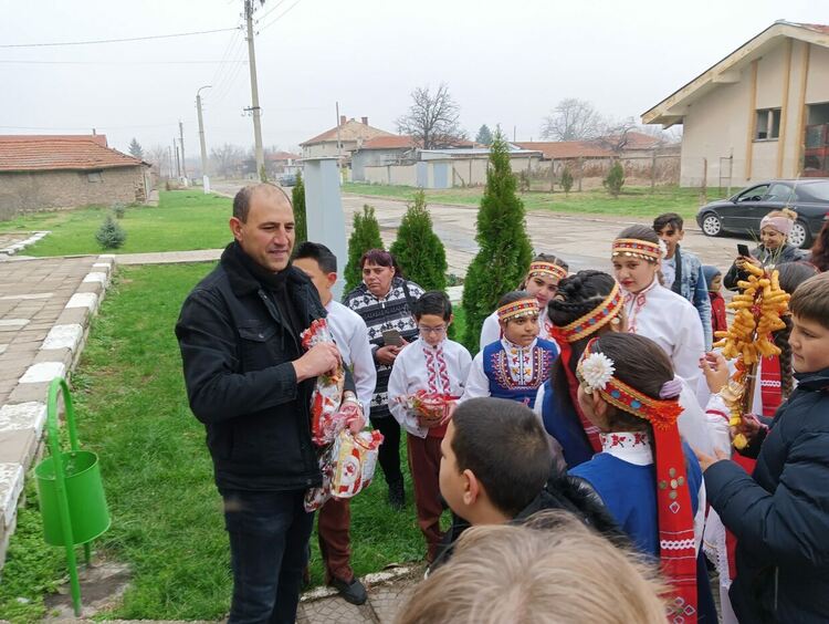 Ученици от Виница посттавиха началото на празниците в селото си