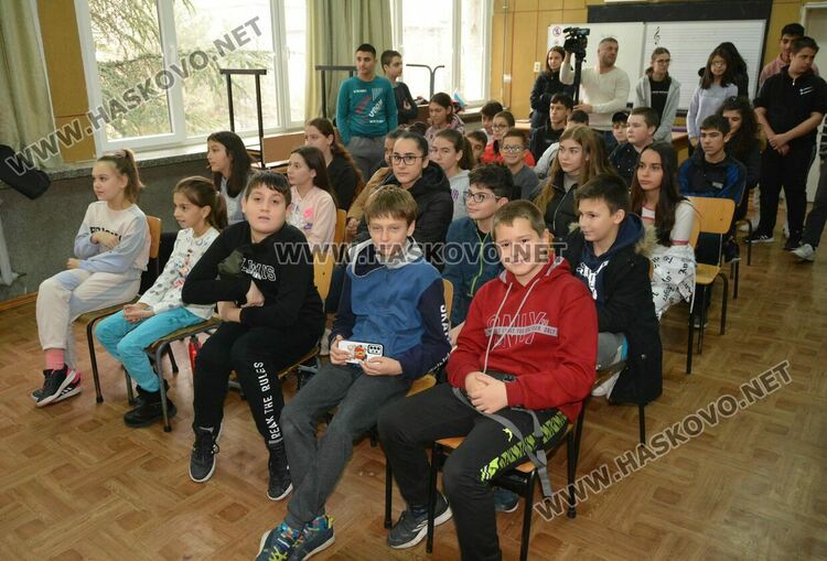 Народният оркестър на Хасково с образователен концерт в „Паисий Хилендарски“