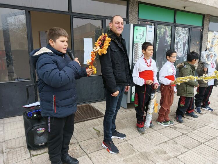 Ученици от Виница посттавиха началото на празниците в селото си