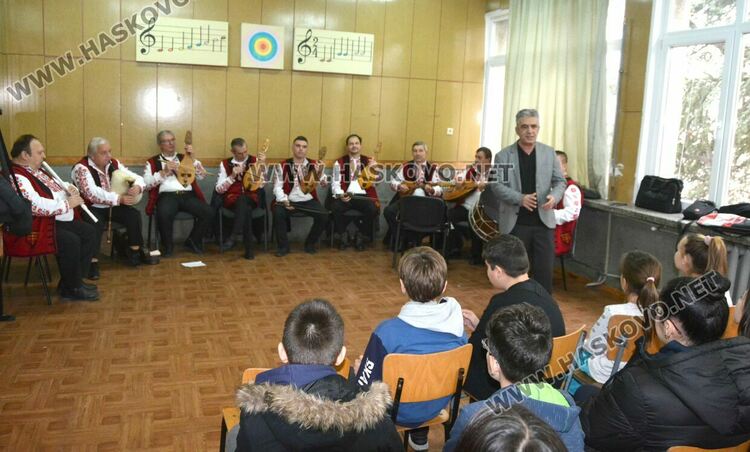 Народният оркестър на Хасково с образователен концерт в „Паисий Хилендарски“