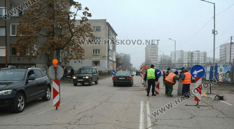 Затвориха едното платно на „Дунав“ заради прокарване на канализация към нови магазини
