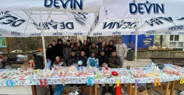 Коледен базар в Девин събра над 5600 лева за болно дете