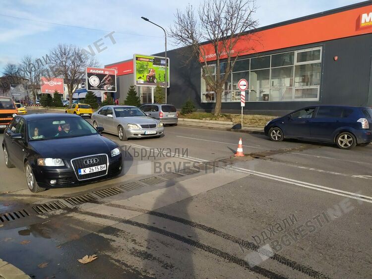 Откраднаха решетка на отводнителна шахта на натоварено кръстовище в Кърджали, движението бе затруднено