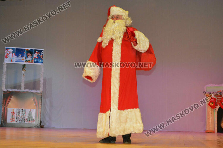 Децата от школите на Читалище „Заря“ пяха, свириха и танцуваха пред Дядо Коледа