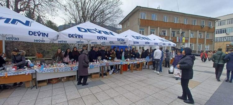 Коледен базар в Девин събра над 5600 лева за болно дете