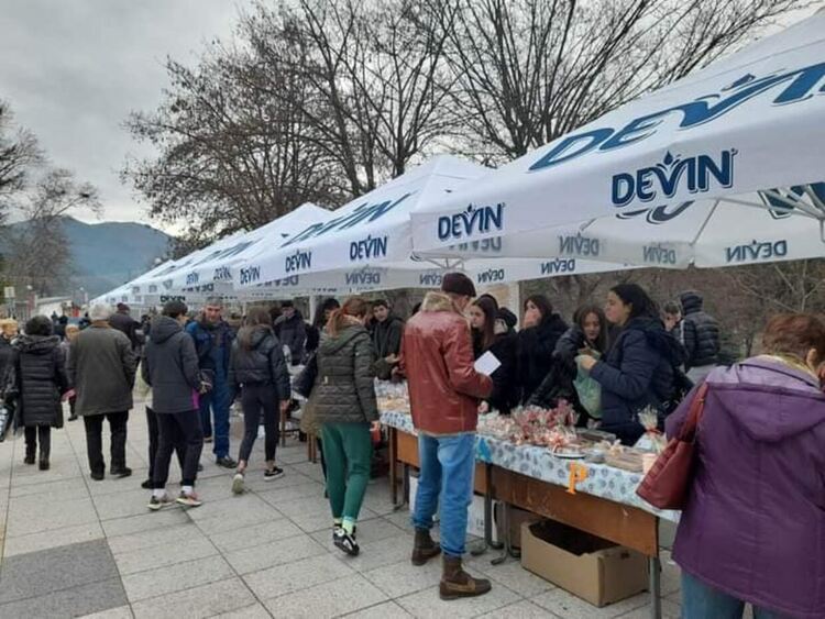 Коледен базар в Девин събра над 5600 лева за болно дете