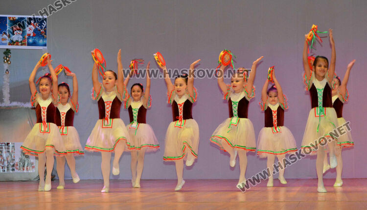 Децата от школите на Читалище „Заря“ пяха, свириха и танцуваха пред Дядо Коледа