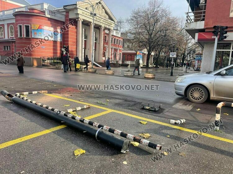 Светофарът до театъра отново е изкъртен