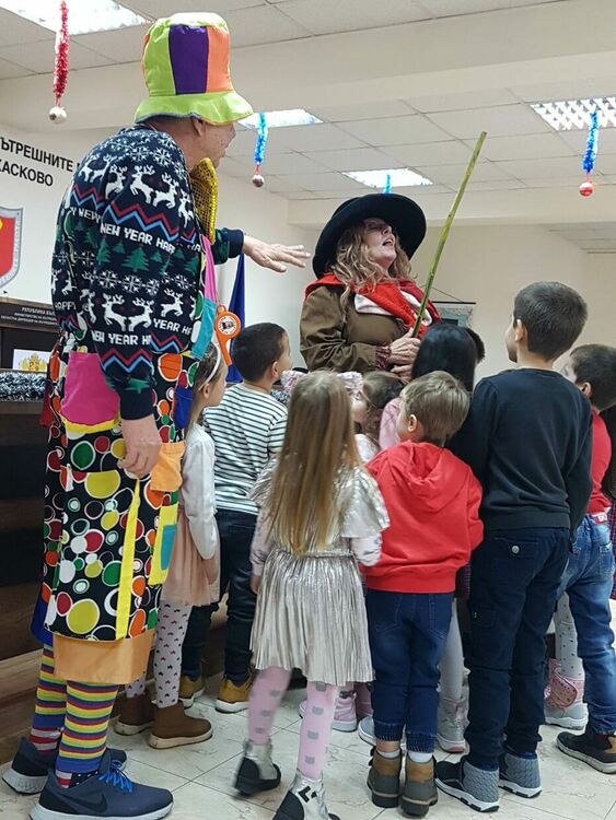 Дядо Коледа раздаде подаръци на децата на полицейските служители