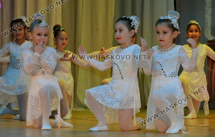 Децата от школите на Читалище „Заря“ пяха, свириха и танцуваха пред Дядо Коледа