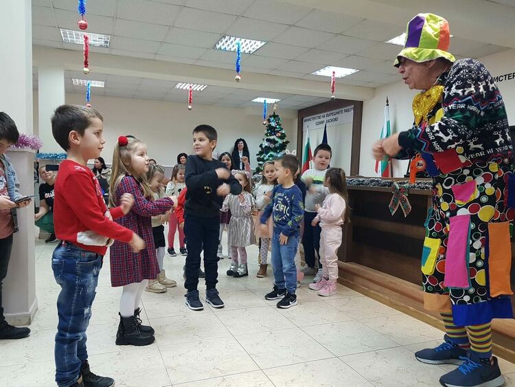 Дядо Коледа раздаде подаръци на децата на полицейските служители